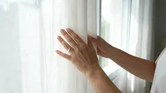 In plaats van het in een glas te gieten, giet je het in de wasmachine. Je grijze gordijnen zullen er weer als nieuw uitzien.